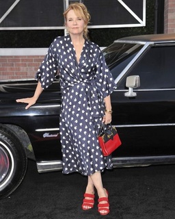 Lea Thompson feet photo thumbnail