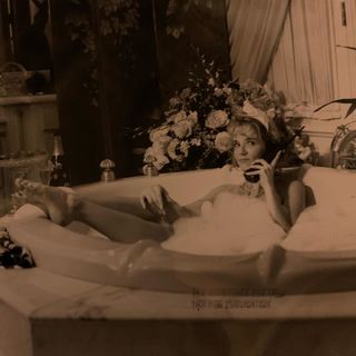 Lea Thompson feet photo thumbnail