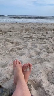 Lea Thompson feet photo thumbnail
