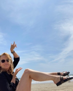 Lea Thompson feet photo thumbnail