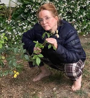 Lea Thompson feet photo thumbnail