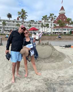 Lea Thompson feet photo thumbnail