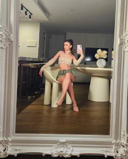 Leah Halton feet photo thumbnail