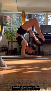 Leah Lewis feet photo 12