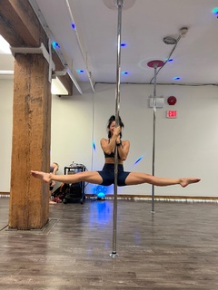 Leah Lewis feet photo 6