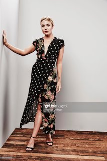 Leah Pipes feet photo 18