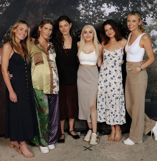 Leah Pipes feet photo 4