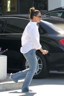 Leah Remini feet photo thumbnail