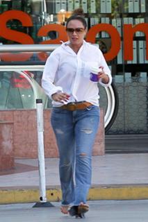 Leah Remini feet photo thumbnail