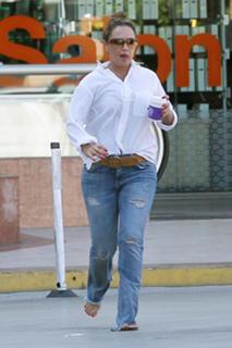 Leah Remini feet photo thumbnail