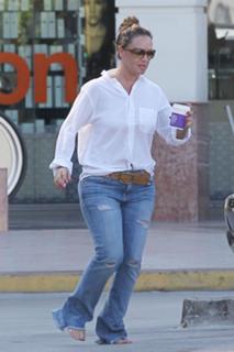 Leah Remini feet photo thumbnail