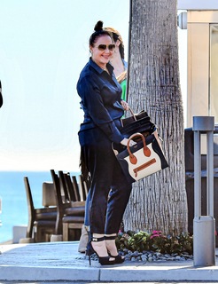 Leah Remini feet photo thumbnail