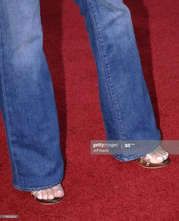Leah Remini feet photo thumbnail