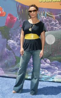 Leah Remini feet photo thumbnail