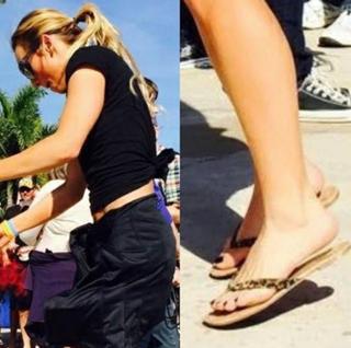 Leah Van Dale feet photo thumbnail