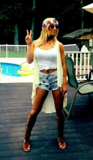 Leah Van Dale feet photo thumbnail
