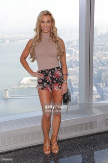Leah Van Dale feet photo thumbnail