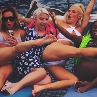 Leah Van Dale feet photo thumbnail