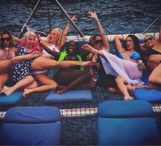 Leah Van Dale feet photo thumbnail