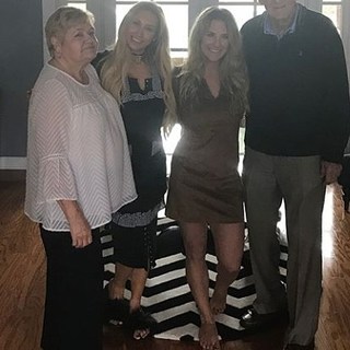 Leah Van Dale feet photo thumbnail