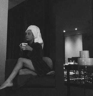 Leah Van Dale feet photo thumbnail