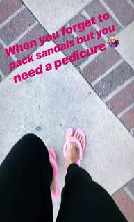 Leah Van Dale feet photo thumbnail