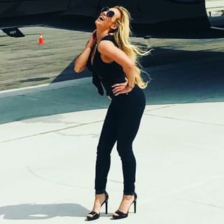 Leah Van Dale feet photo thumbnail