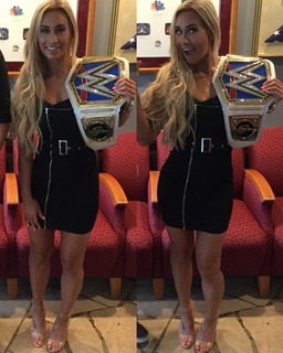 Leah Van Dale feet photo thumbnail