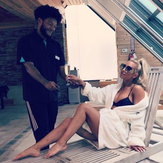 Leah Van Dale feet photo thumbnail