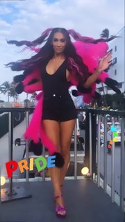 Leah Van Dale feet photo thumbnail