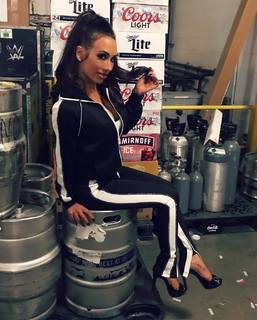 Leah Van Dale feet photo thumbnail