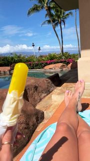 Leah Van Dale feet photo thumbnail