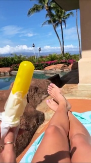 Leah Van Dale feet photo thumbnail