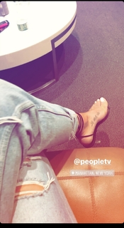 Leah Van Dale feet photo thumbnail