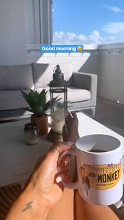 Leah Van Dale feet photo thumbnail