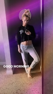 Leah Van Dale feet photo thumbnail