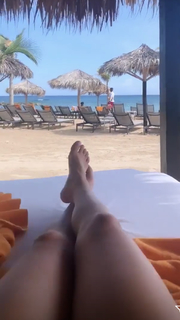 Leah Van Dale feet photo thumbnail