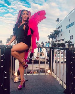Leah Van Dale feet photo thumbnail