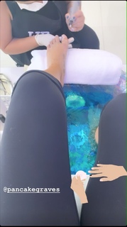 Leah Van Dale feet photo thumbnail