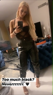 Leah Van Dale feet photo thumbnail