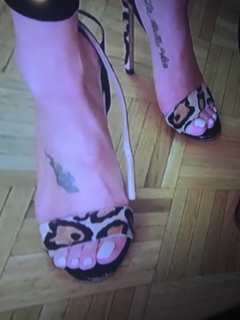 Leah Van Dale feet photo thumbnail