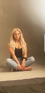 Leah Van Dale feet photo thumbnail