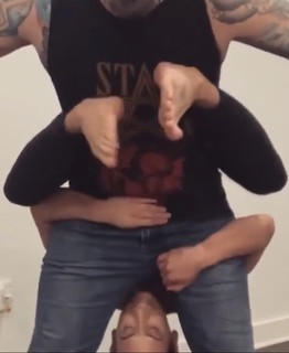 Leah Van Dale feet photo thumbnail
