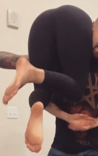 Leah Van Dale feet photo thumbnail
