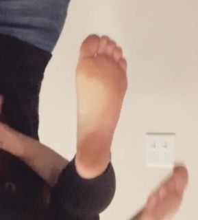 Leah Van Dale feet photo thumbnail