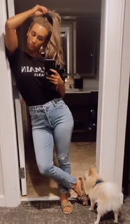 Leah Van Dale feet photo thumbnail