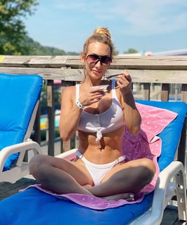 Leah Van Dale feet photo thumbnail