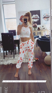 Leah Van Dale feet photo thumbnail