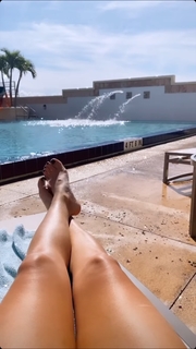 Leah Van Dale feet photo thumbnail