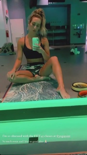 Leah Van Dale feet photo thumbnail